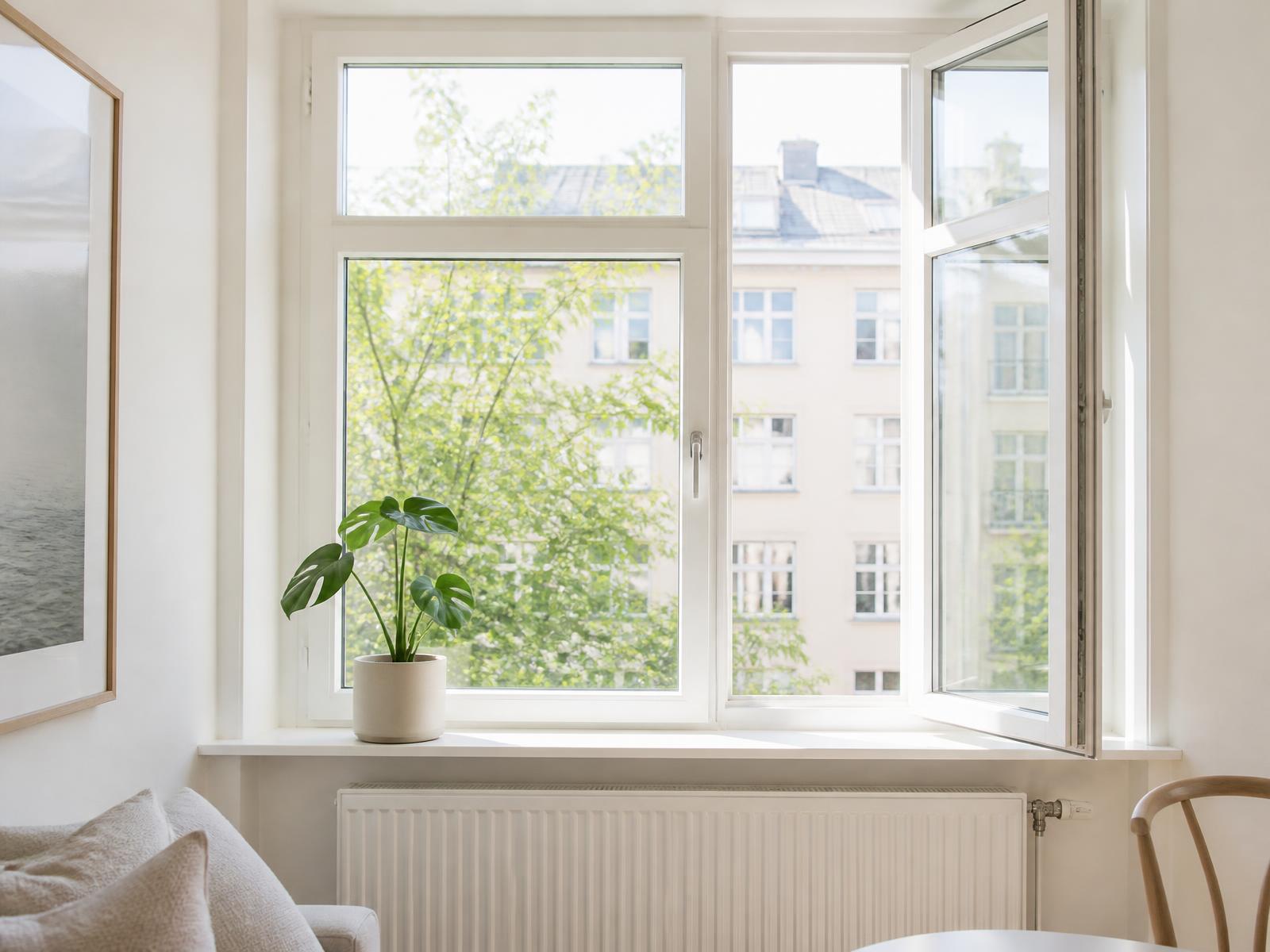 Nyputsat fönster i en ljus lägenhet